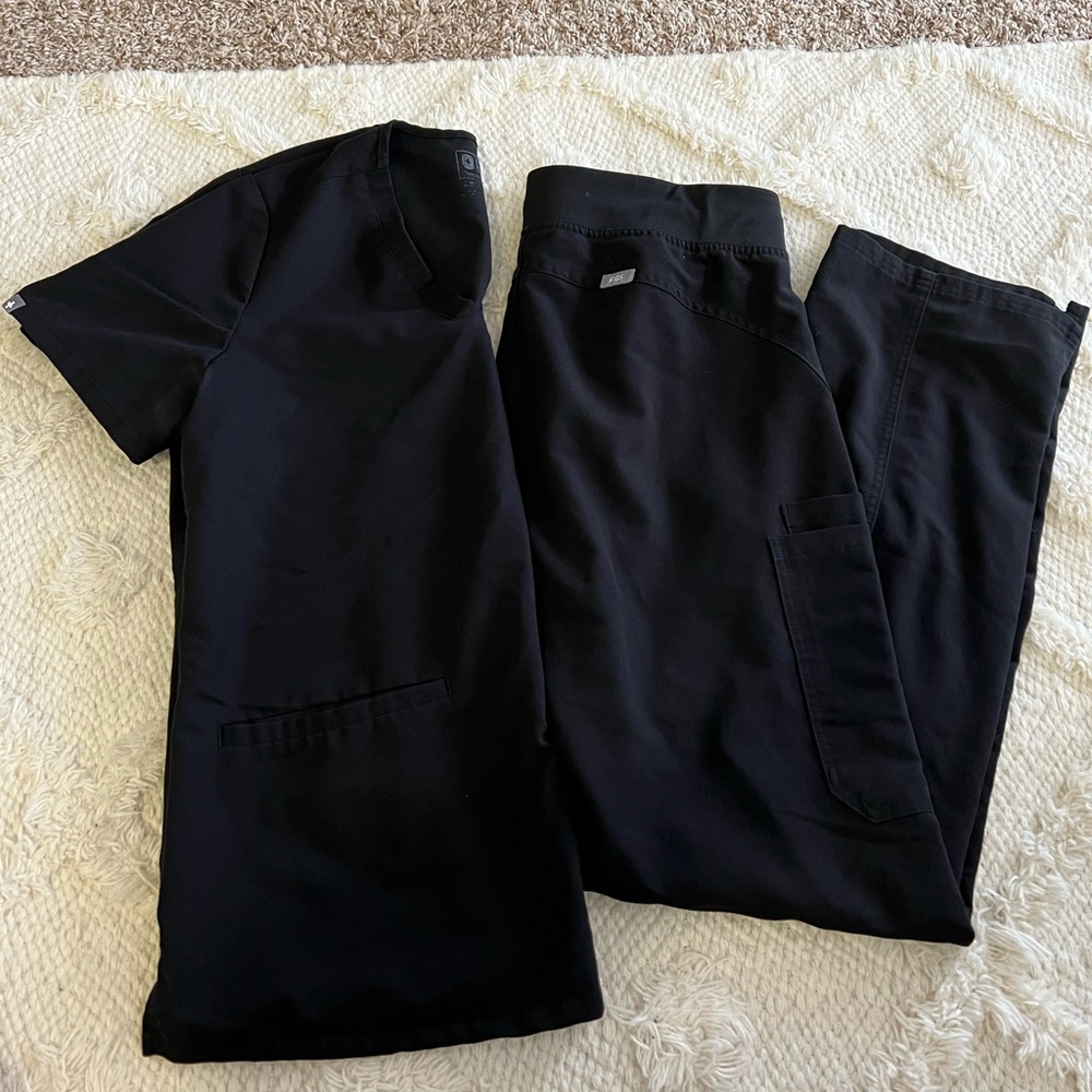 FIGS black scrub set